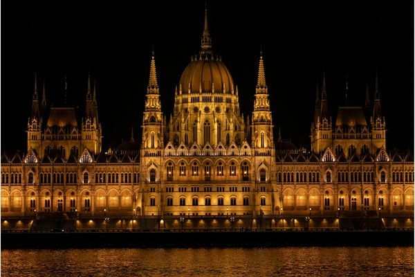議会建築の夜景
